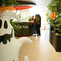 TikTokオフィスの受付もハロウィンの飾り付け