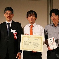 経済産業大臣賞を受賞した小國裕磨さんと弘津悠耶さん