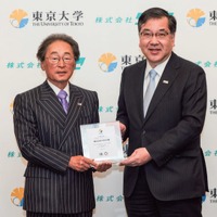 （左）ナガセの永瀬昭幸代表取締役社長／（右）東京大学の五神真総長