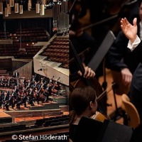 左：ベルリン・フィルハーモニー管弦楽団　(c) Stefan Hoderath、右：グスターボ・ドゥダメル（指揮）　(c) Stephan Rabold
