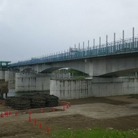 北陸新幹線の延伸工事では2019年度よりやや上がった2750億円を計上。写真は福井県内で建設中の九頭竜川橋梁（2019年6月）。