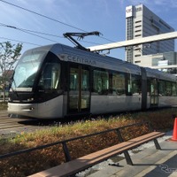 富山駅高架下に登場する富山ライトレールの「ポートラム」。