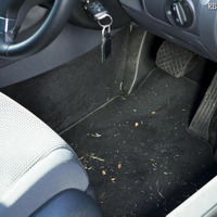 運転席の足もともひどい汚れ具合 運転席の足もともひどい汚れ具合