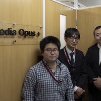 映像制作を担当するMOPの出井チーフ（左）岡本マネージャー（中）、圓林COO（右）とスタッフ