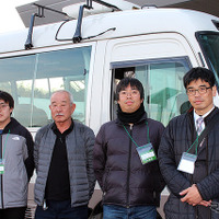 日野自動車『リエッセII』に自動運転AIと制御コンピュータ、制御装置を後付けした埼玉工業大学 自動運転バスと研究開発スタッフたち