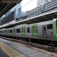 時差出勤やテレワークの励行を呼びかけるが、公共交通機関の利用制限を行なうことには慎重姿勢を示した赤羽国交相。写真は東京駅に停車中の山手線E235系。