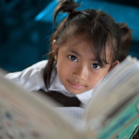 小学校で本を読むカンボジアの女の子　(c) UNICEF_UN0319172_