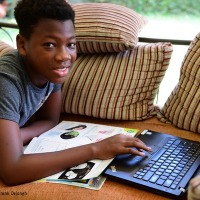 アビジャンの自宅でパソコンを使って勉強する男の子。(コートジボワール、2020年4月6日撮影)