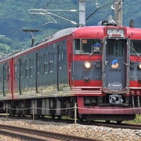 しなの鉄道線テクノさかき～坂城間を走行するS23編成。軽井沢方からクモハ115-1037＋クモハ114-1509の2両編成。パンタグラフは2002年2月にシングルアーム化。3両編成は昔ながらの菱形パンタグラフのままとなっている。