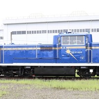DE10 1109は北斗星からーに塗装された（南栗橋車両管区）。