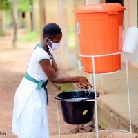 休み時間が終わり教室に戻る前に手を洗う女の子。（ガーナ、2020年7月22日撮影）（c） UNICEF_UNI357796_Buta