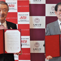 協定書へのサインを終えた立命館アジア太平洋大学・出口学長（左）と九州大学・久保総長（右）