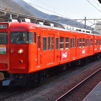 10月2日限りで消えるしなの鉄道115系S11編成のコカ・コーラ色。N12編成だったJR東日本時代の1987年にもコカ・コーラ色となっていた。