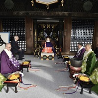 「今年の漢字」を清水寺に奉納する儀式のようす