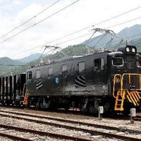 展示される電気機関車とヲキ形貨車。