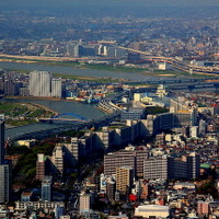 北側。隅田川と白髭団地の間を走る首都高6号向島線や、堀切橋、多層建ての堀切ジャンクションなどが