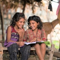 COVID-19のロックダウンの間、自宅で勉強する7歳のカンチャンさんとカシさん（インド：2020年6月撮影） (c) UNICEF_UNI342728_Panjwani