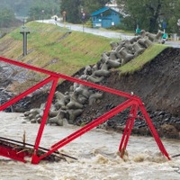 台風19号の影響で一部が損壊した当時の千曲川橋梁