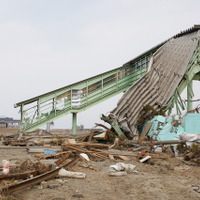 東日本大震災の津波で損壊した直後の常磐線新地駅。