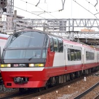 期間限定で名鉄岐阜～中部国際空港間に運用される1200系の一部特別車編成。1988年に1000系として登場した1200系は、名鉄で唯一、ハイデッカー式展望席を持つ車両で、2015年に特別車を中心としたリニューアルが行なわれた。