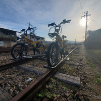 レール上を2人1組で自転車を漕ぐ、くま川鉄道のレールサイクル。
