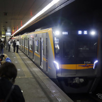京成電鉄ミステリーツアー：東成田到着。車両はいったん成田まで引き上げのため「回送」表示となっている。