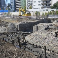 3街区に残る橋梁部は「明治時代の錦絵に描かれた当時の風景」がそのまま残っているとして、現地保存されることに。このため、周辺では建物などの計画変更が行なわれる。