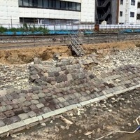 前後の築堤が鉄道らしい景観を残しているとして、移築保存される4街区の信号機土台部。