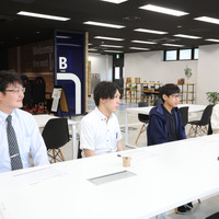 左から、ルネサンス高等学校 今井康平先生、内山聖也先生、横浜キャンパス eスポーツコースの「Kuga」さん（2年生）、「M」さん（1年生）