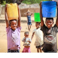 水を運ぶモザンビークの子供たち