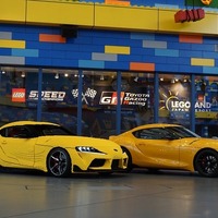 レゴ トヨタ GRスープラ 実物大レプリカ（左）とGRスープラ35周年特別仕様車（右）