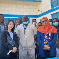 柳澤氏（前列左）、スーダンのプラン現地事務所にて　