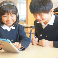 ICT端末を活用して英語学習に取り組む児童