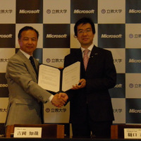 立教大学の吉岡氏と日本マイクロソフトの樋口氏がそれぞれ協定書に調印