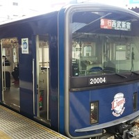 最終登板日に西武球場前駅に留置される20000系の三代目「L-train」。