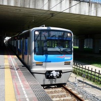 京成高砂～印旛日本医大間で北総線と線路を共用している京成も、京成高砂～成田空港間の「成田空港線」全線で運賃値下げを行なう。