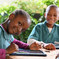 首都ヤウンデの公立学校で、タブレットを使って授業を受ける子どもたち（カメルーン、2021年11月撮影） (c) UNICEF/UN0551715/Dejongh