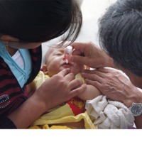 ラオスでのポリオワクチン接種のようす
