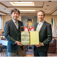 愛知県知事発行の認可書を手にする学園理事長（左）と学校長（右）