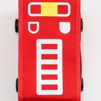 真っ赤なボディにランプやホース、はしごなど360度どこから見てもポップでかわいいデザインの消防車