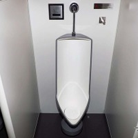 川口ハイウェイオアシス：男性用トイレ内に設置された鋳物製小便器