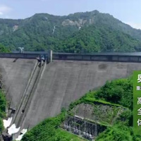 重力式コンクリートダムでは日本一の「奥只見ダム」がシルバーラインを抜けると見えてくる（2021年8月エコ×エネ体験ツアーより）