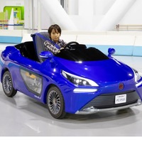 子供向け燃料電池自動車FC-PIUS試乗会