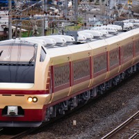 『とき』のリバイバル列車として上野～新潟間に姿を見せる国鉄色のE653系。