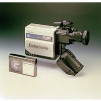 世界初の民生用ビデオカメラとして登場したソニーのビデオデッキ一体型ビデオカメラ