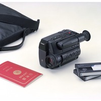 8ミリビデオ規格で当時のパスポートに隠れるほどに小型化したソニーのビデオカメラ