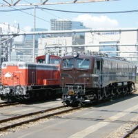 特急『出雲』のヘッドマークを付けたDD51形ディーゼル機関車と並ぶEF58 61（右）。