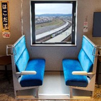 キハ40のボックスシートからは函館駅を出入りする現役のキハ40を眺めることができる。