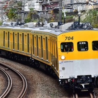 警戒色の黄色い塗色がアクセントとなっているモヤ700系。後ろの2両は架線検測用のモヤ701+702。今回の展示会はホームドアがない状態のいずみ野駅で撮影できる最後のチャンスとなる。