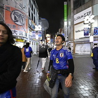 サッカーワールドカップ日本対クロアチア戦、日本の敗戦を悲しむファン（東京渋谷）